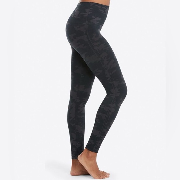 SPANX Look At Me Now Leggings | Black Camo | Medium | NWT - Picture 7 of 7